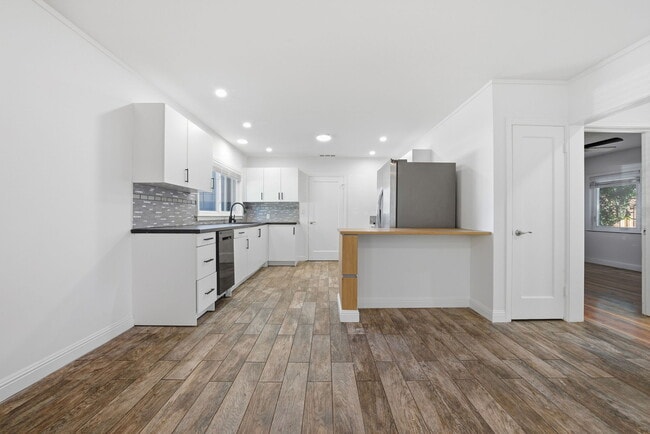 Building Photo - 1047 Riverton Dr