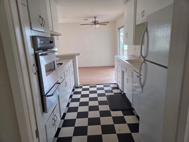 Building Photo - 3834 Mentone Ave