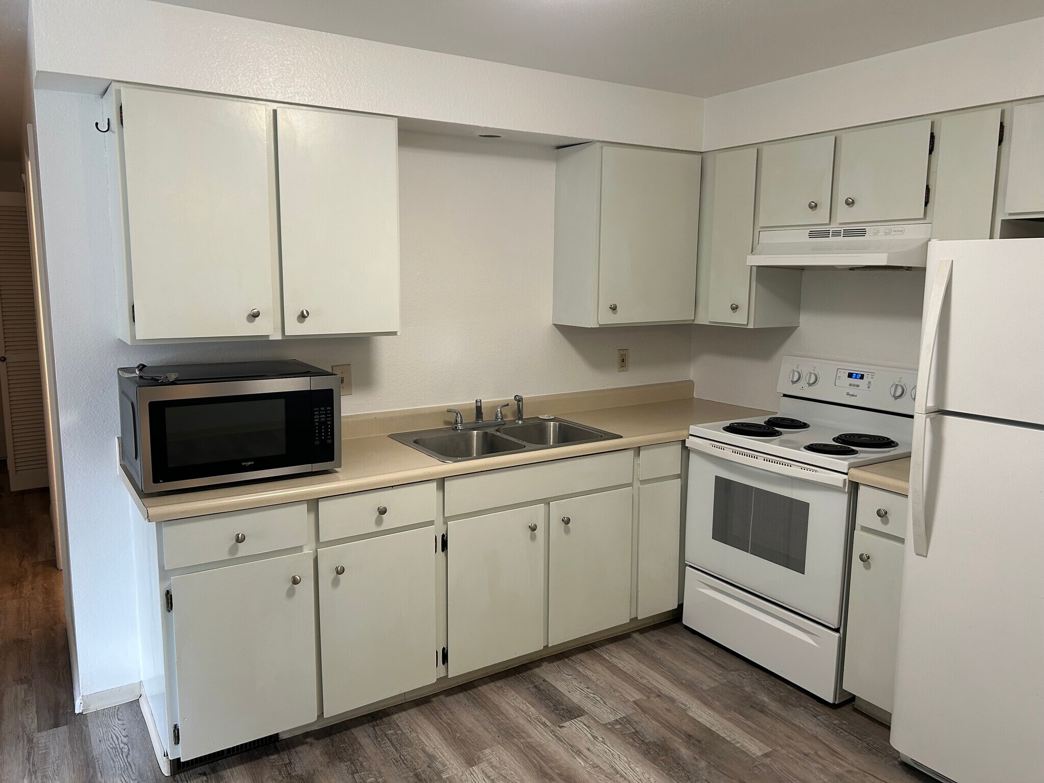Kitchen (3) - 817 W Sage St