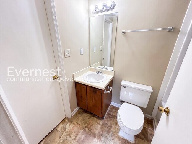 Building Photo - 3 Bed, 3 Bath Home with Off-Street Parking / Pet-Friendly / Available Now!