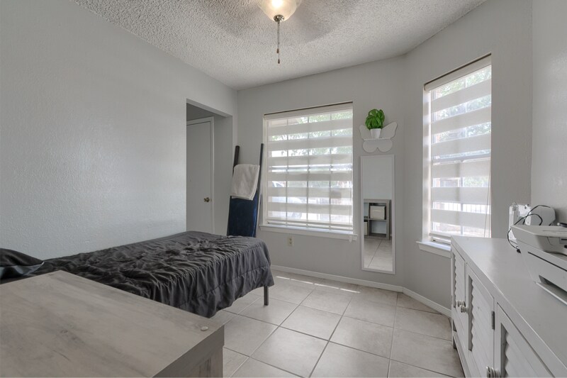 Building Photo - 9307 Chantilly Dr