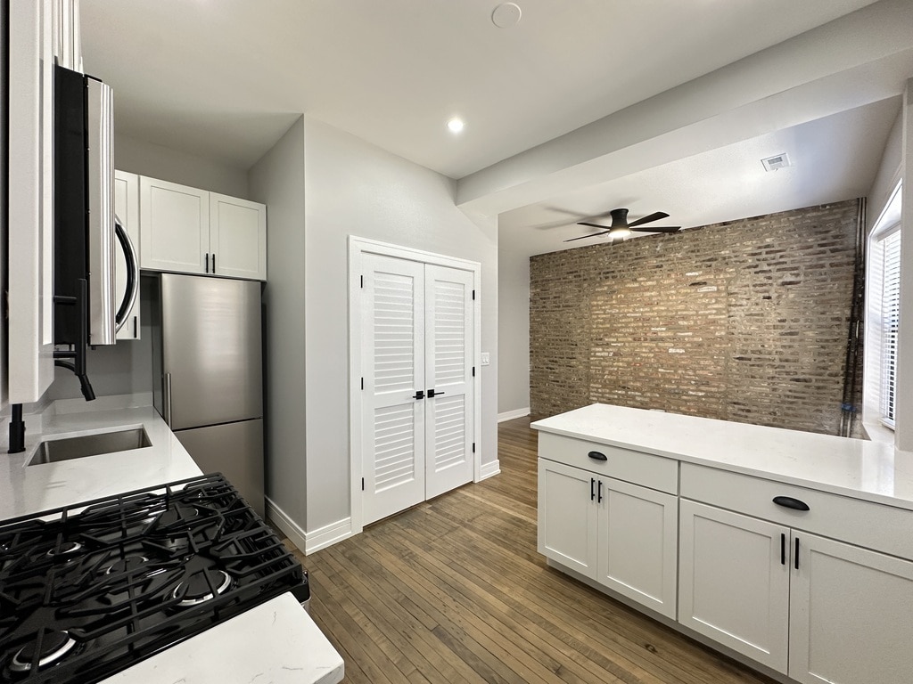 Building Photo - 3840 N Wilton Ave