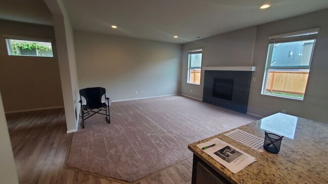 Building Photo - Beautiful Newer Puyallup Home You Will Not...