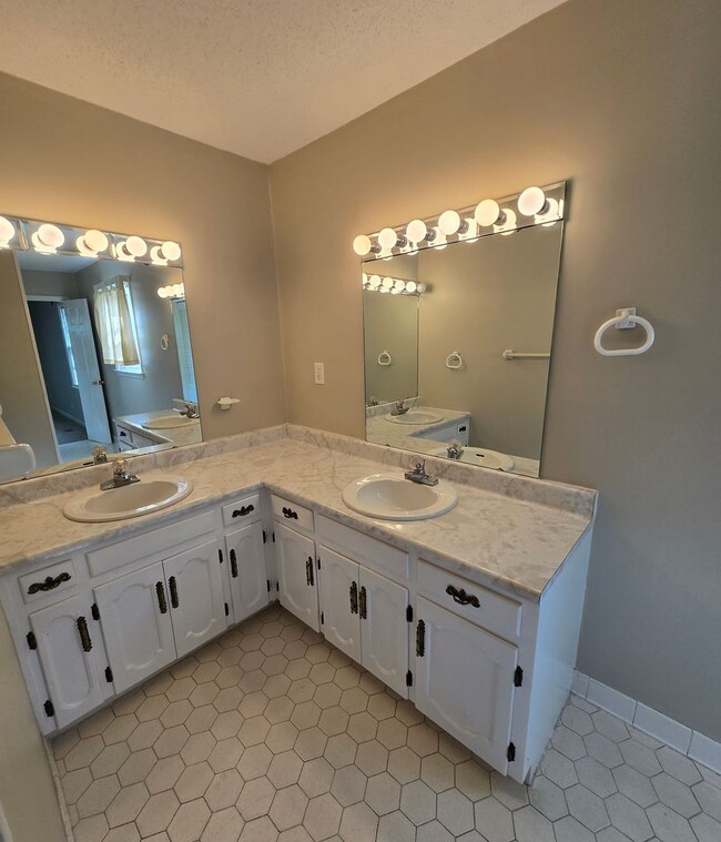 Building Photo - Beautiful 3-Bedroom Home with Bonus Room i...
