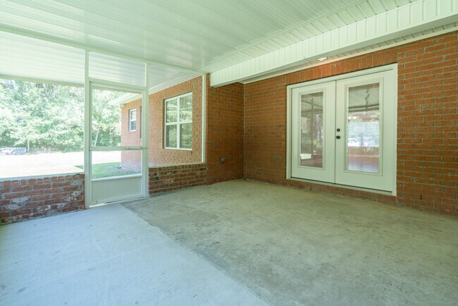 Building Photo - 633 Wilkinson Rd