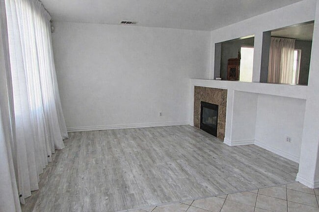 Building Photo - 4BR w/ Pool, Solar & A/C in Perris