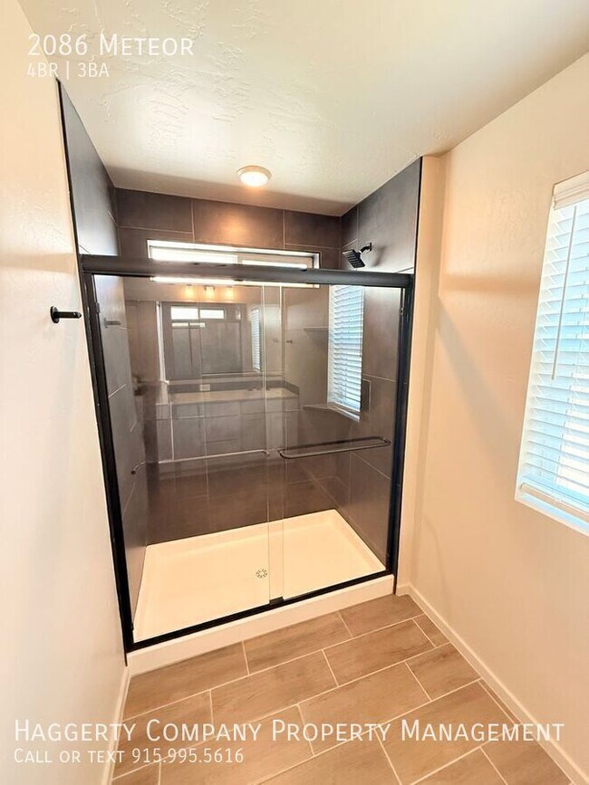 Building Photo - 2086 Meteor-