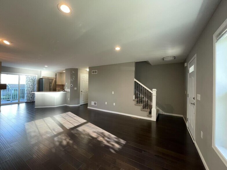 Building Photo - 703 Cricket Ln