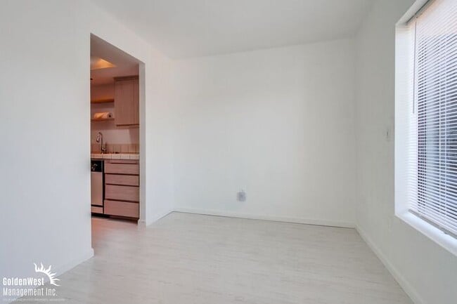 Building Photo - Stylish Top-Floor 1Bdm 1Ba Condo in the No...