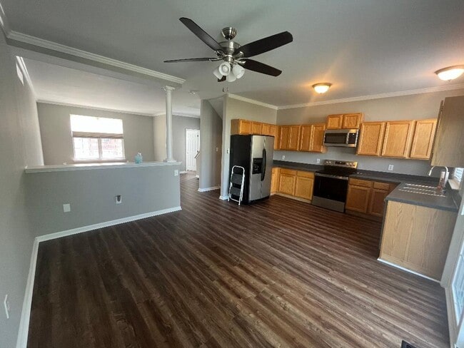 Building Photo - End Unit Townhouse in Brennan Estates- 2 Bedrooms with a bonus space