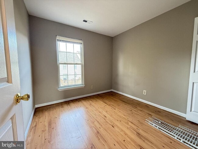 Building Photo - 16926 Point Pleasant Ln