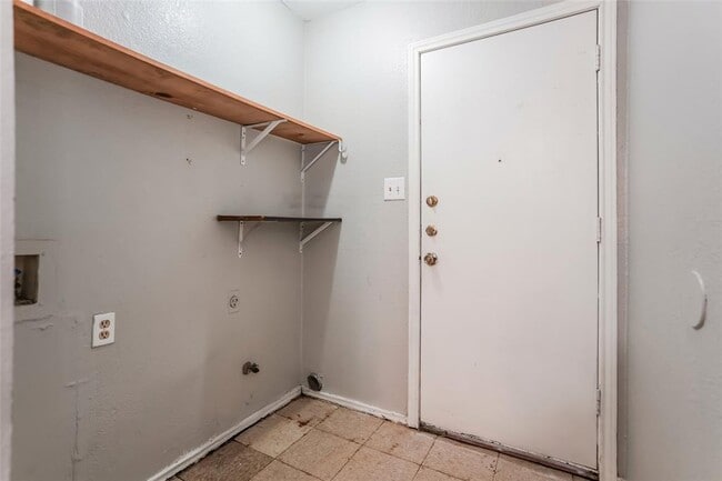 Building Photo - 6801 Stonleigh Pl