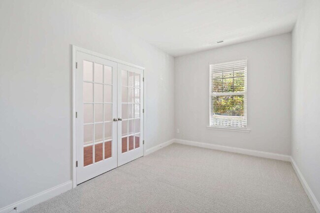 Building Photo - Welcome Home: Spacious 3-Bedroom Retreat i...