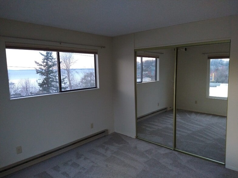 Front bedroom w/ mirror - 1014 11th St