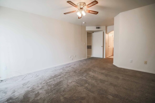 Building Photo - 2 BEDROOM CONDO IN HENDERSON