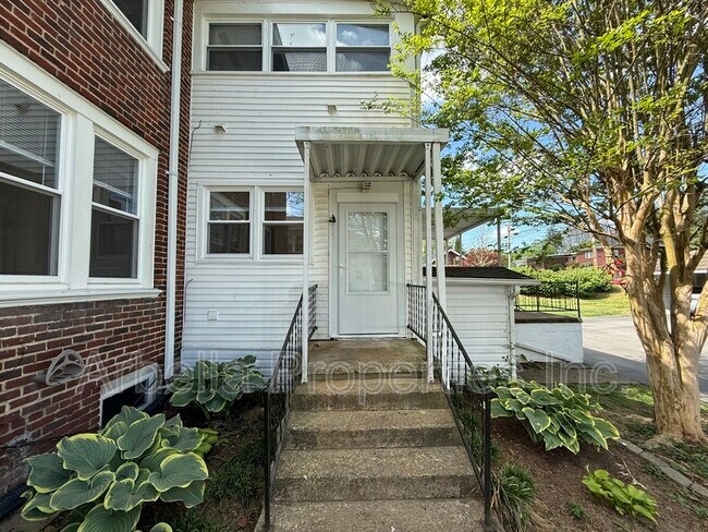 Building Photo - 703 E Unaka Ave