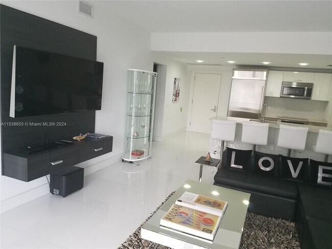 Building Photo - 1300 Brickell Bay Dr