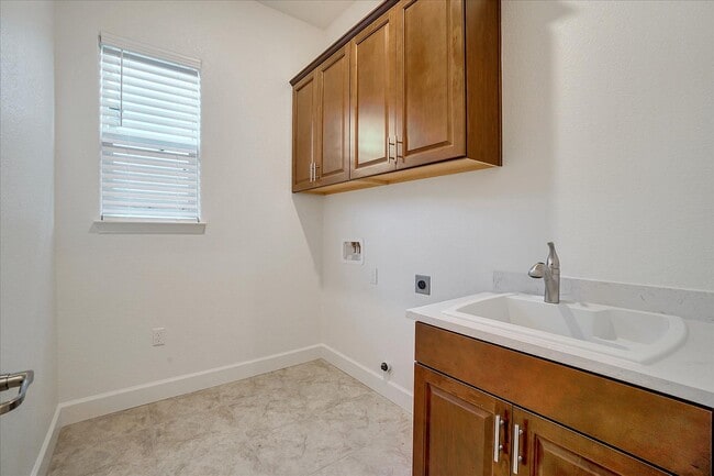Building Photo - FULLY FURNISHED - ALMOST NEW 4 BED, 2.5 BATHS, 2 CAR GARAGE, 1 STORY IN NORTH LAKE COMMUNITY, NOR...