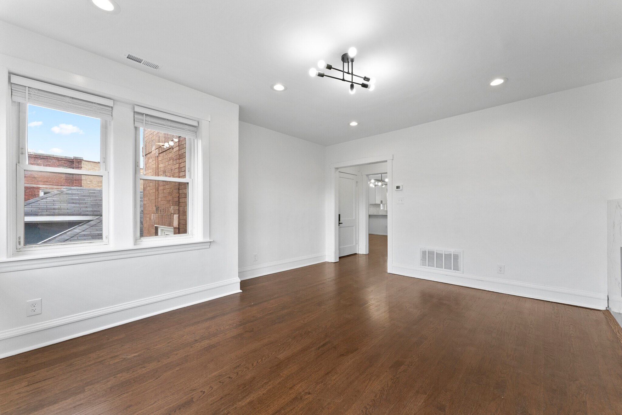 Building Photo - 5304 W Cornelia Ave