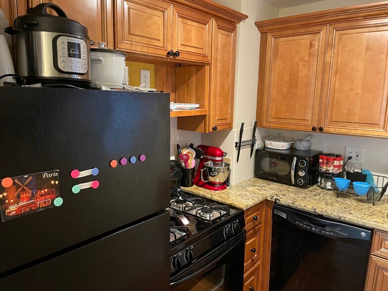 Building Photo - 32 Pearl St