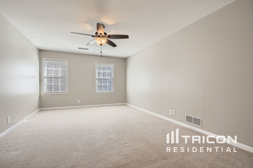Building Photo - 9400 N Lake Dr
