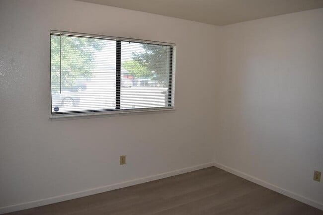 Building Photo - 614 E Linwood Ave