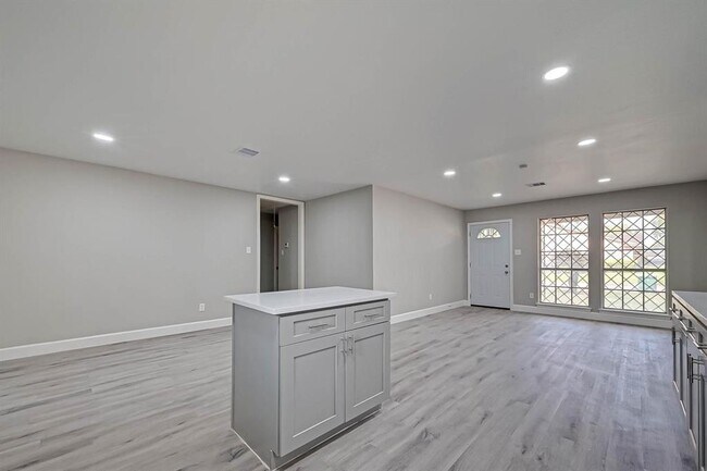 Building Photo - 9830 Degas Ln