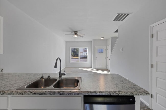 Building Photo - Townhouse For Rent in Holly Ridge