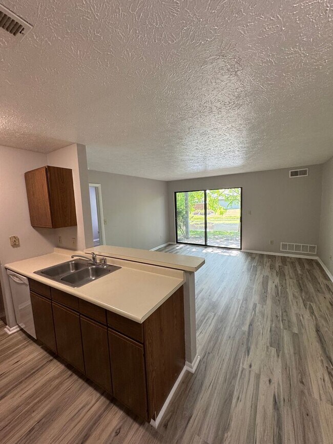 Building Photo - 2 bedroom condo available!