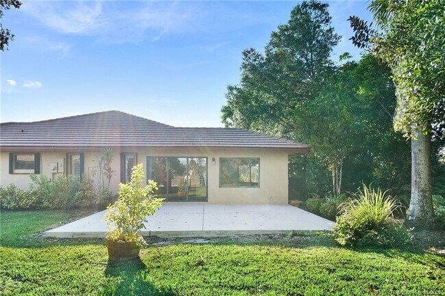 Building Photo - 2225 SW Creekside Dr