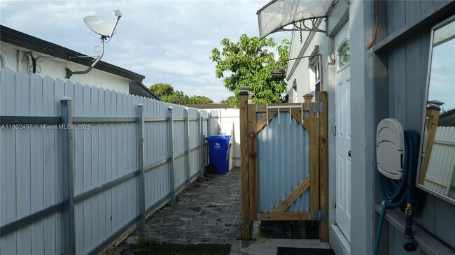 Building Photo - 3240 SW 66th Terrace
