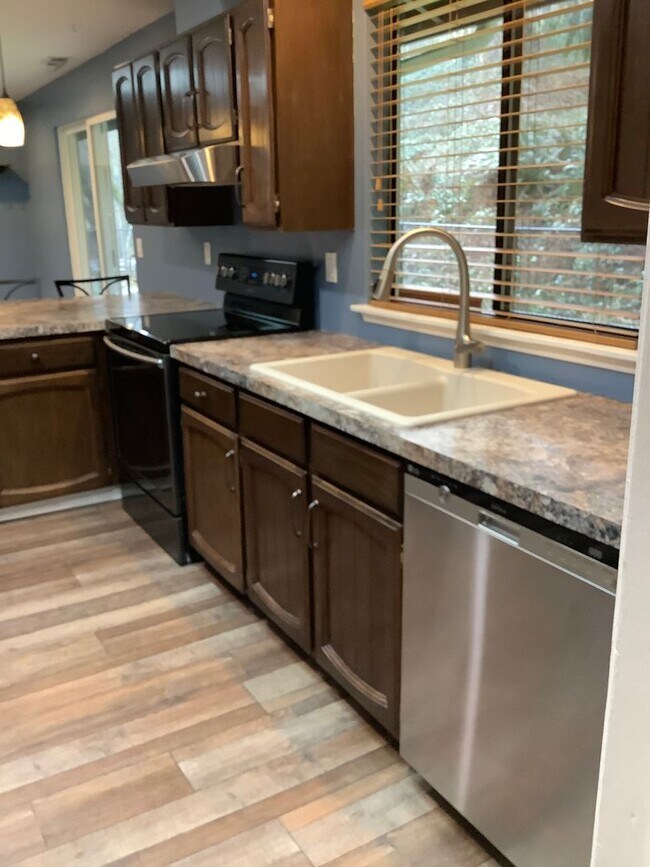 Building Photo - 1 STORY RAMBLER 3 BED 1.5 BATH IN PORT ORCHARD