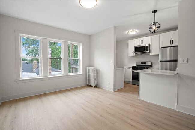 Building Photo - 3045 W Rosemont Ave