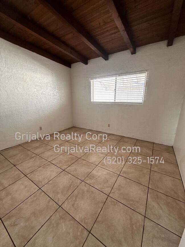 Building Photo - 2016 N Madelyn Ave