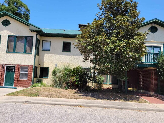 Building Photo - Historic home 2/1 for rent! Fully furnished