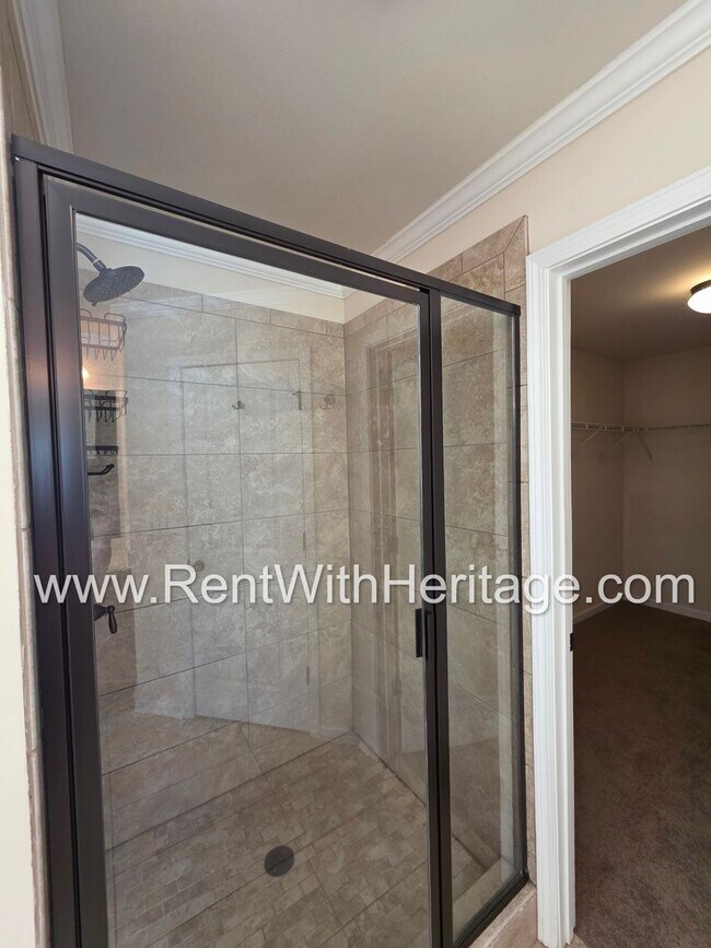 Building Photo - ABSOLUTELY BEAUTIFUL 5 BEDROOM/ 4.5 BATH HOME YOU DONT WANT TO MISS.
