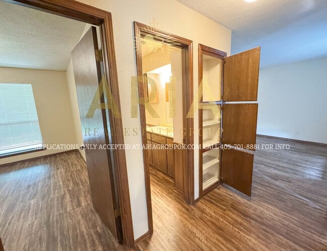 Building Photo - West Norman 2 Bed 1 Bath!