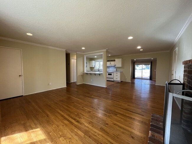 Building Photo - Classic Comfort: 3-Bed, 1.5-Bath Home with Covered Patio & Deck