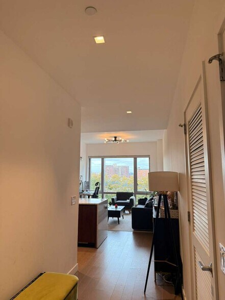 Building Photo - 75 Park Ln S