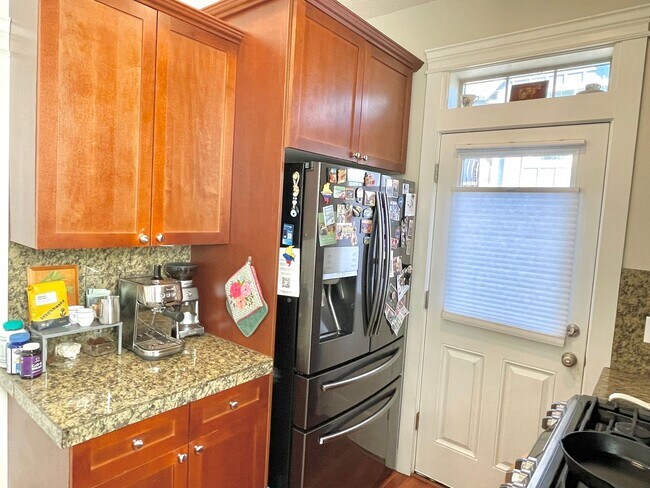 Building Photo - Corner unit townhouse in Piedmont condominium community