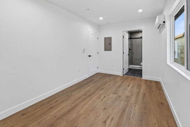 Building Photo - 680 E 45th St