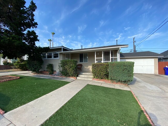 Building Photo - 5BR/2BA with Private Yard!