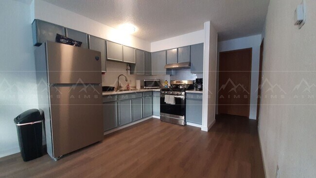 Building Photo - 933 W 20th Ave