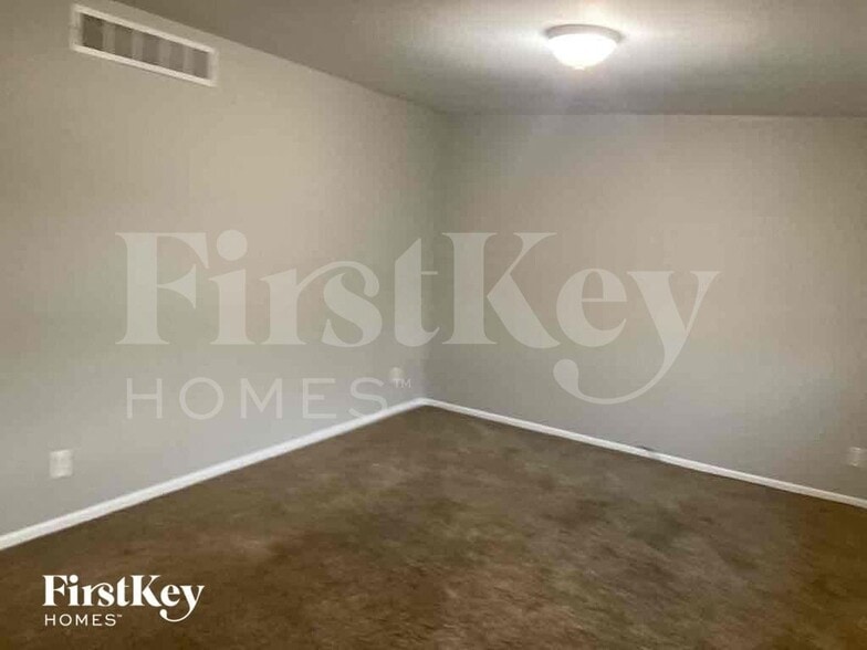 Building Photo - 1745 Pinebluff Ln