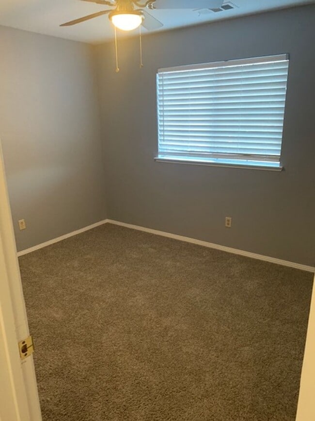 Building Photo - Beautiful 4 Bedroom 2 Bath Located in Nort...