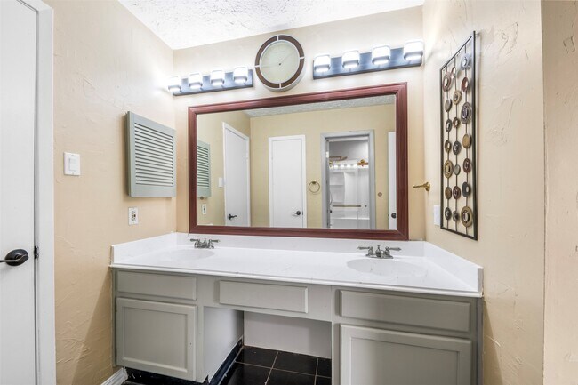 Building Photo - 15719 Tammany Ln