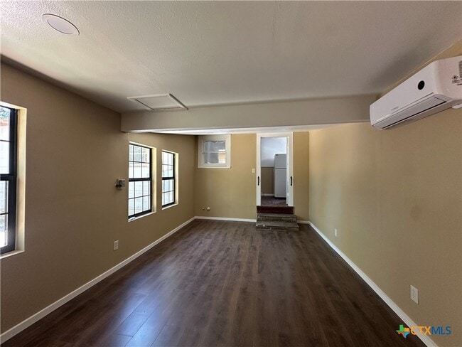 Building Photo - 726 E Humphreys St