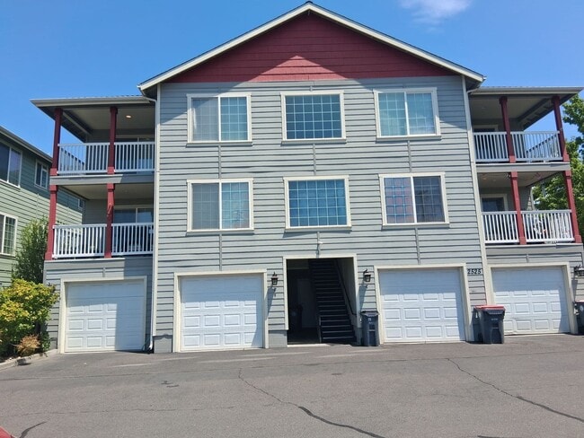 Building Photo - Cute, clean 2 bedroom upstairs apartment with patio.