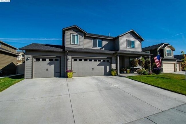 Building Photo - Immaculant 4BD/2.5BA Single Family Home on...