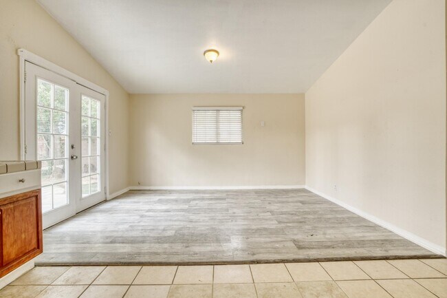 Building Photo - 2047 W Lingard St